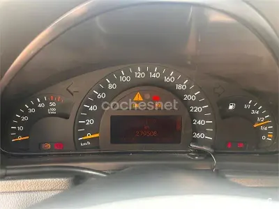 Usado Mercedes C220 Elegance 143 CV (105 kW) 2002 Gris / plata Berlina