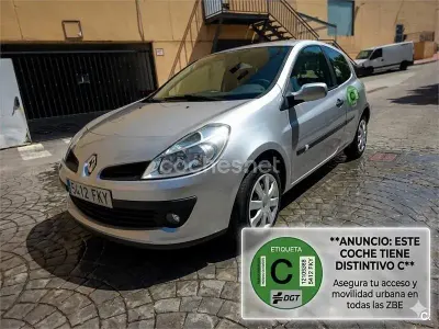 Usado Renault Clio II 75 CV (55 kW) 2007 Gris / plata Berlina