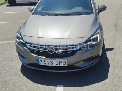 Usado Opel Astra Dynamic 110 CV (80 kW) 2016 Gris / plata Berlina