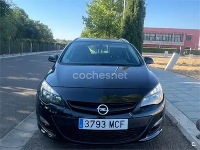 Usado Opel Astra 195 CV (143 kW) 2014 Negro Familiar
