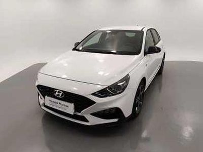Usado Hyundai i30 N Line 120 CV (88 kW) 2024 Atlas white Berlina