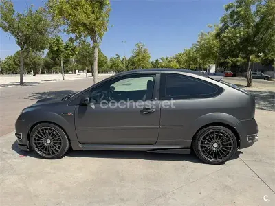 Usado Ford Focus ST 225 CV (165 kW) 2006 Gris / plata Berlina
