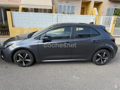 Usado Toyota Corolla Active 140 CV (102 kW) 2025 Gris / plata Berlina