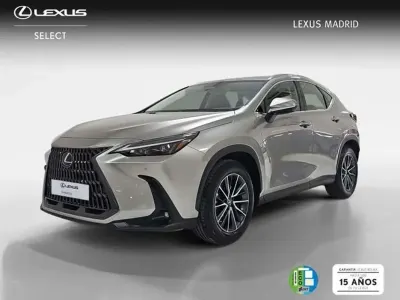 Usado Lexus NX300h Business Edition 242 CV (177 kW) 2022 Plateado SUV