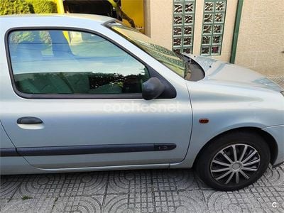 Usado Renault Clio II Authentique 60 CV (44 kW) 2003 Gris / plata Berlina