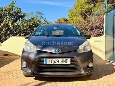 Gris / plata Usado 2013 Toyota Yaris Hybrid Active Berlina | 8750 € (Precio justo)