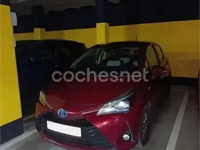Usado Toyota Yaris Hybrid Active 100 CV (73 kW) 2018 Rojo Berlina