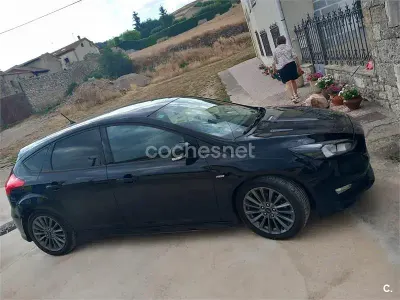Usado Ford Focus ST-Line 120 CV (88 kW) 2017 Negro Berlina