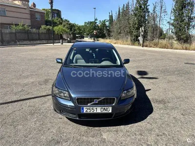 Usado Volvo S40 Momentum 136 CV (100 kW) 2005 Azul Berlina