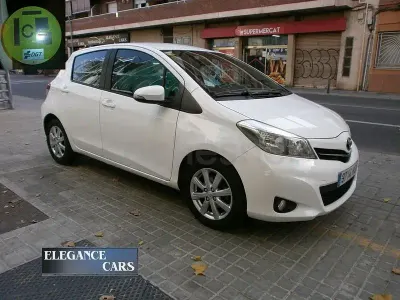 Usado Toyota Yaris Active 99 CV (72 kW) 2013 Blanco Utilitario