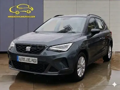 Usado Seat Arona Style 110 CV (80 kW) 2022 Gris / plata SUV