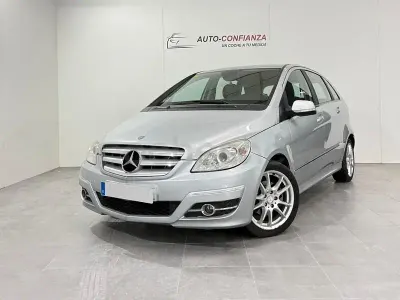 Usado Mercedes B180 109 CV (80 kW) 2010 Gris / plata Monovolumen