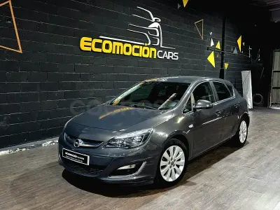 Usado Opel Astra Excellence 140 CV (102 kW) 2013 Gris / plata Berlina