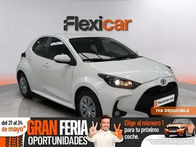 Käytetty Toyota Yaris Hybrid Active 116 HP (85 kW) 2023 Valkoinen