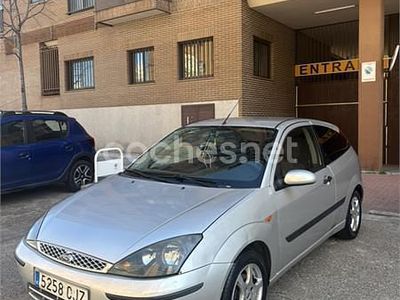 Usado Ford Focus Trend 100 CV (73 kW) 2003 Gris / plata Berlina