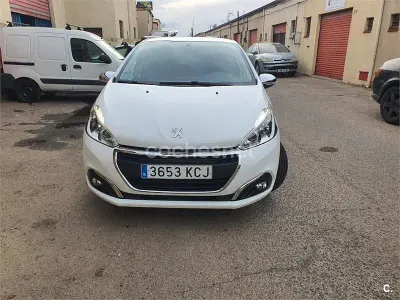 Usado Peugeot 208 Allure 82 CV (60 kW) 2017 Blanco Utilitario
