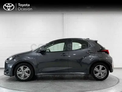Usado Toyota Yaris Hybrid Active 116 CV (85 kW) 2025 Gris / plata Berlina