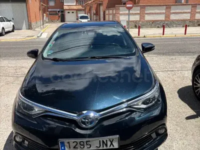 Käytetty Toyota Auris Hybrid Business Edition 136 HP (100 kW) 2016 Musta Sedan
