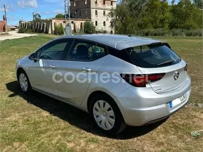 Usado Opel Astra 105 CV (77 kW) 2020 Gris / plata Berlina