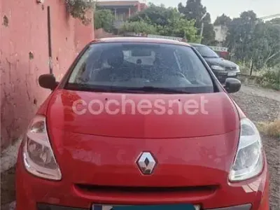 Usado Renault Clio IV Authentique 75 CV (55 kW) 2016 Rojo Berlina