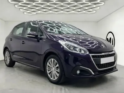 Usado Peugeot 208 Signature Sky 82 CV (60 kW) 2019 Negro Utilitario