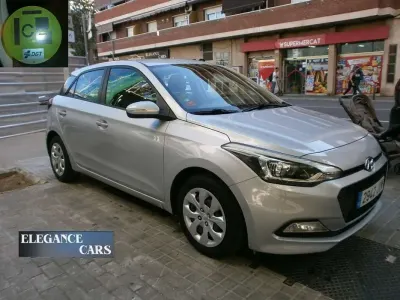Usado Hyundai i20 84 CV (61 kW) 2017 Plateado Utilitario