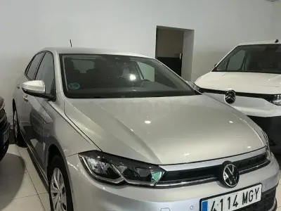Usado VW Polo Life 95 CV (69 kW) 2021 Gris / plata Utilitario