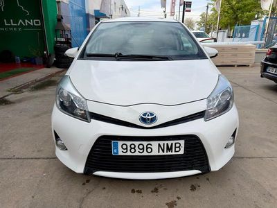 Usado Toyota Yaris Hybrid 100 CV (73 kW) 2012 Blanco