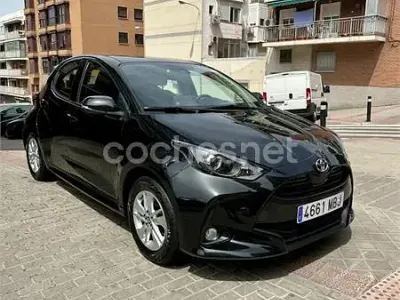 Usado Toyota Yaris 125 CV (91 kW) 2022 Negro Utilitario