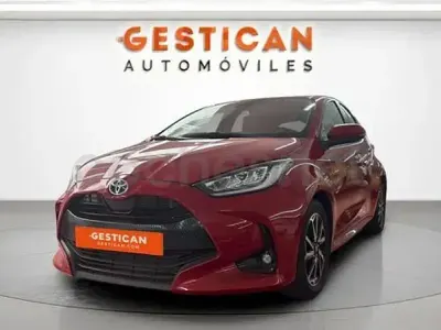 Usado Toyota Yaris Hybrid Style 116 CV (85 kW) 2023 Rojo Berlina