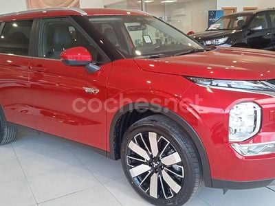 Granate Usado 2025 Mitsubishi Outlander P-HEV SUV | 46.500 € (Un poco caro)