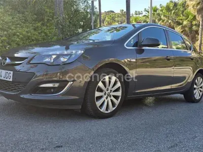 Usado Opel Astra Sportive 140 CV (102 kW) 2015 Gris / plata Berlina