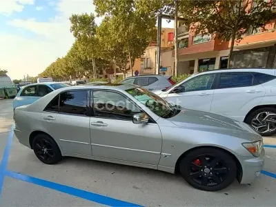 Usado Lexus IS200 155 CV (114 kW) 2002 Gris / plata Berlina