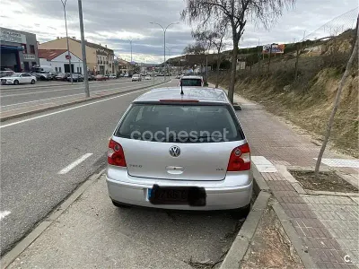 Usado VW Polo Trendline 100 CV (73 kW) 2003 Gris / plata Berlina