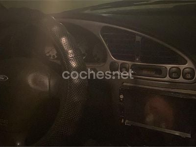 Usado Ford Fiesta Trend 60 CV (44 kW) 2002 Gris / plata Utilitario