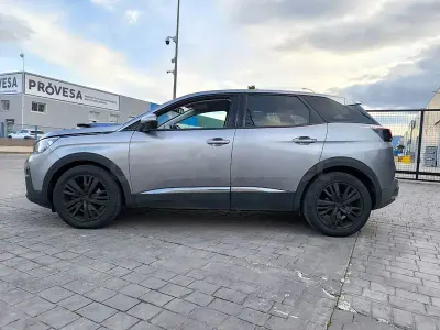 Usado Peugeot 3008 GT-line 120 CV (88 kW) 2017 Gris / plata SUV