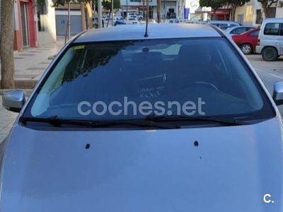 Usado Ford Focus Trend 109 CV (80 kW) 2008 Gris / plata Berlina