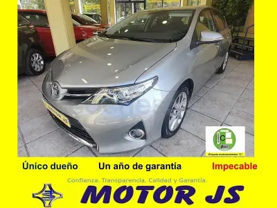 Usado Toyota Auris Active 132 CV (97 kW) 2015 Gris / plata Berlina