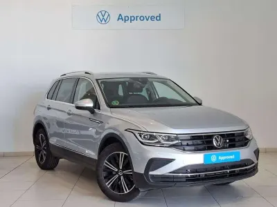 Usado VW Tiguan Life 150 CV (110 kW) 2023 Plateado SUV