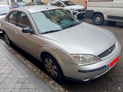 Usado Ford Mondeo Ghia 145 CV (106 kW) 2004 Gris / plata Familiar