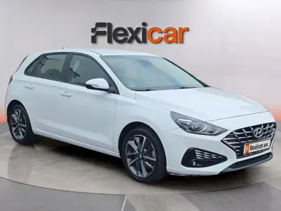 Usado Hyundai i30 110 CV (80 kW) 2021 Blanco Berlina