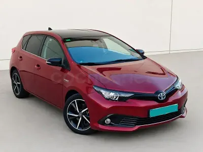 Usado Toyota Auris Hybrid 136 CV (100 kW) 2018 Granate Berlina