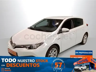 Käytetty Toyota Auris Hybrid Active 136 HP (100 kW) 2016 Valkoinen Sedan