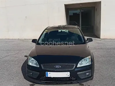 Usado Ford Focus Trend 100 CV (73 kW) 2005 Negro Berlina