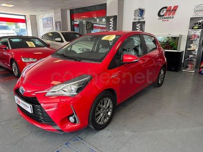Usado Toyota Yaris Hybrid Active 100 CV (73 kW) 2019 Rojo Berlina
