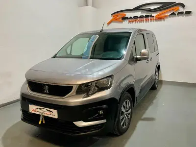 Usado Peugeot Rifter Active 100 CV (73 kW) 2021 Gris / plata Monovolumen