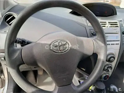 Usado Toyota Yaris Sol 87 CV (63 kW) 2006 Blanco Berlina