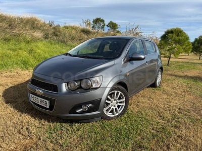 Usado Chevrolet Aveo LTZ 95 CV (69 kW) 2013 Gris / plata Berlina