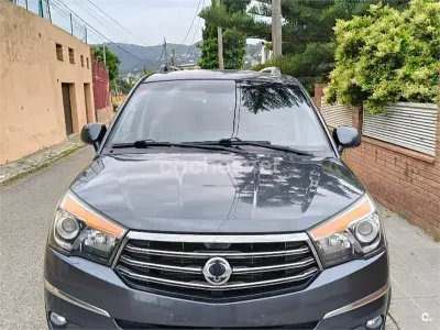 Usado SsangYong Rodius 155 CV (114 kW) 2015 Gris / plata Monovolumen