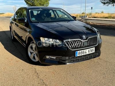 Usado Skoda Superb Active 150 CV (110 kW) 2018 Negro Berlina
